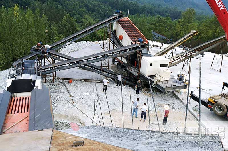 花崗巖移動(dòng)式碎石機(jī)現(xiàn)場